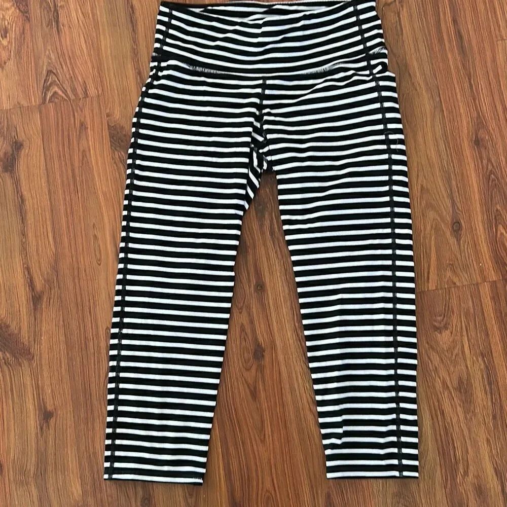 Athleta black and white stripe Capri fitness pants athletic legging size S